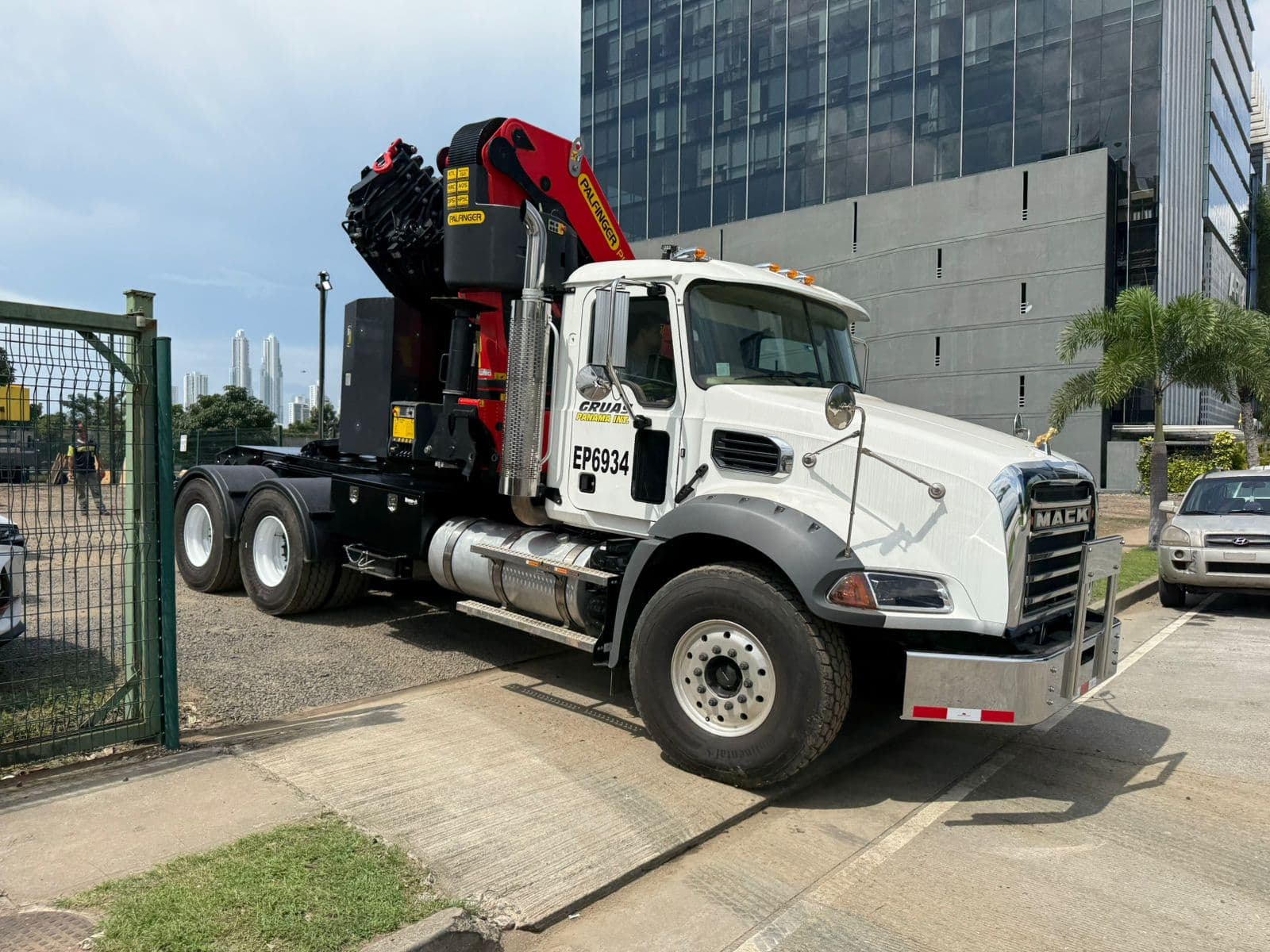 Palfinger PK78002SH (Mack) 25-ton mobile crane for heavy lifting