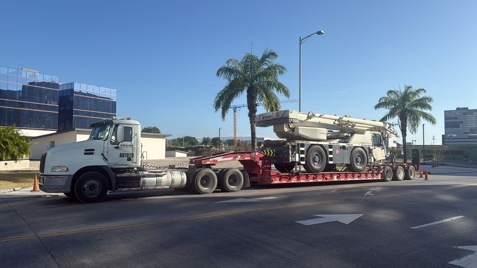 Grúa telescópica Eager Beaver GSL60/3 Roja de 60 toneladas para izaje pesado